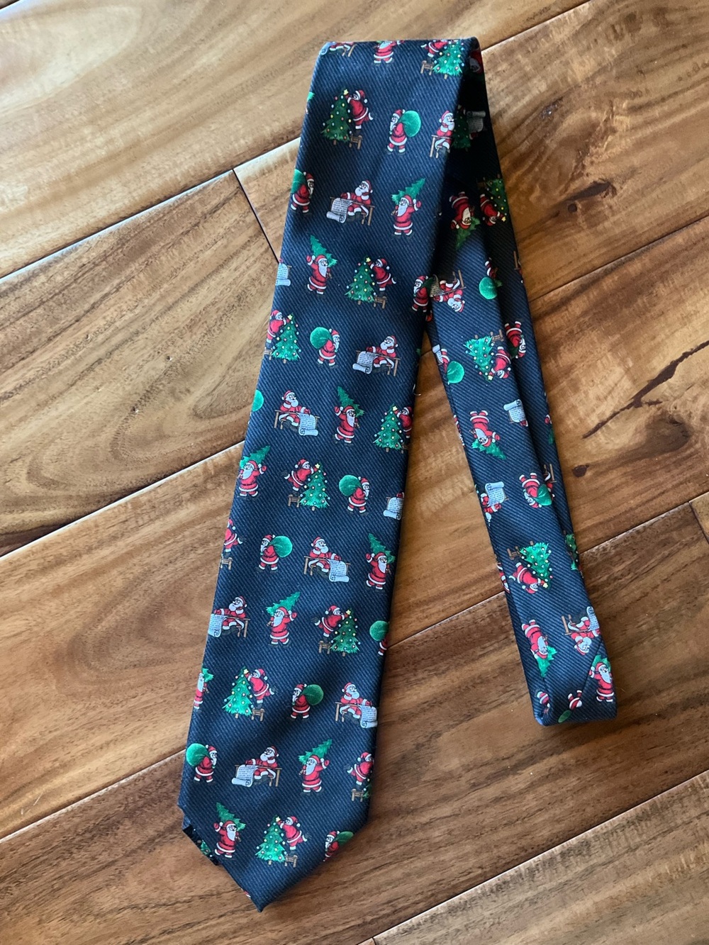 TIE TALES Men's Tie 100% Polyester Santa Claus Christmas Tree 3.5" Wide